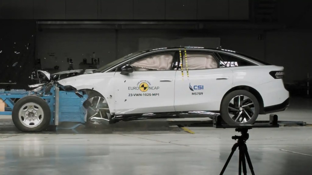 Voiture moderne avec technologies de sécurité avancées dépassant les standards de protection de Volvo