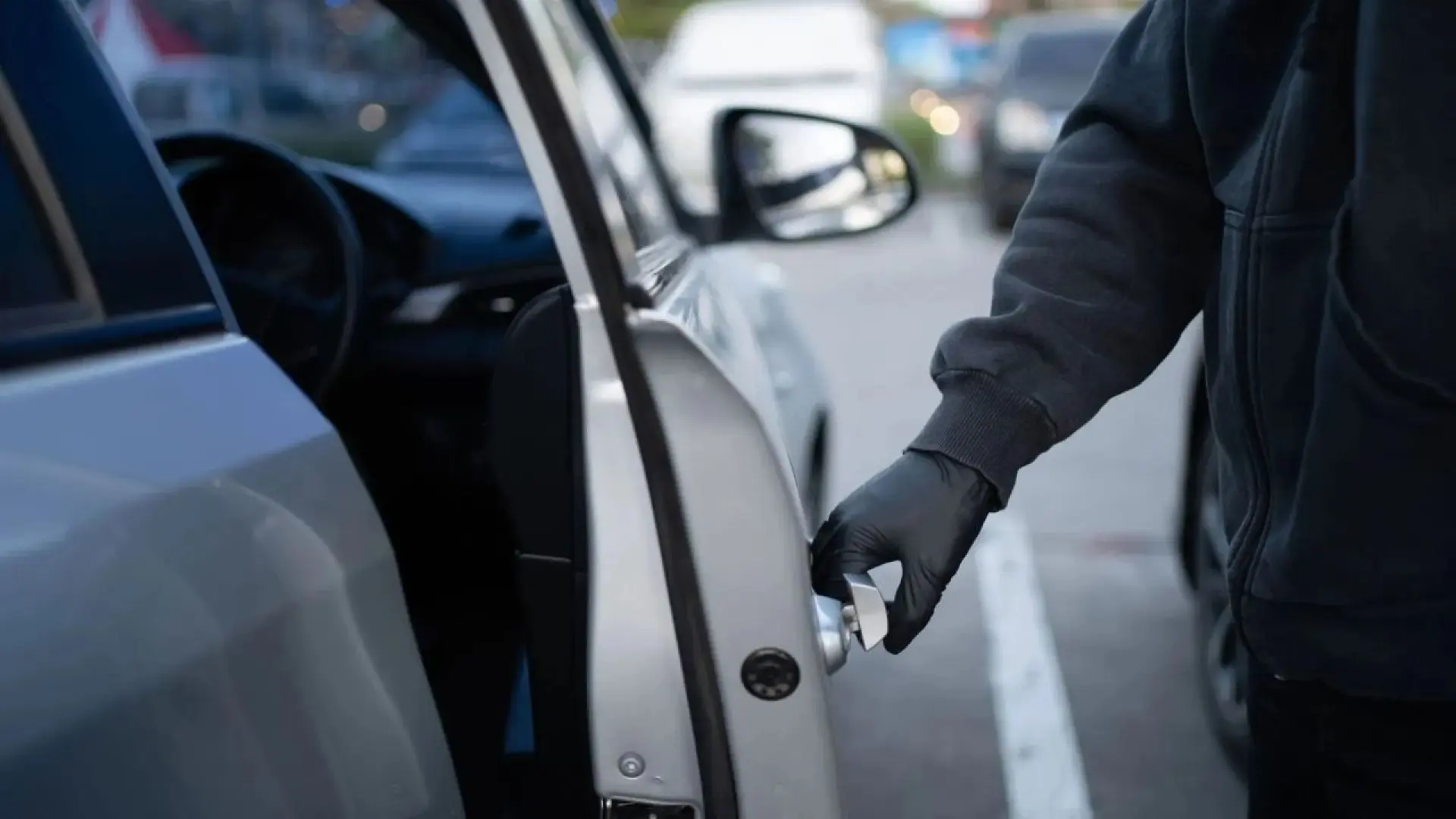 Vol de véhicules : les techniques invisibles des criminels qui font disparaître 25 000 voitures par an