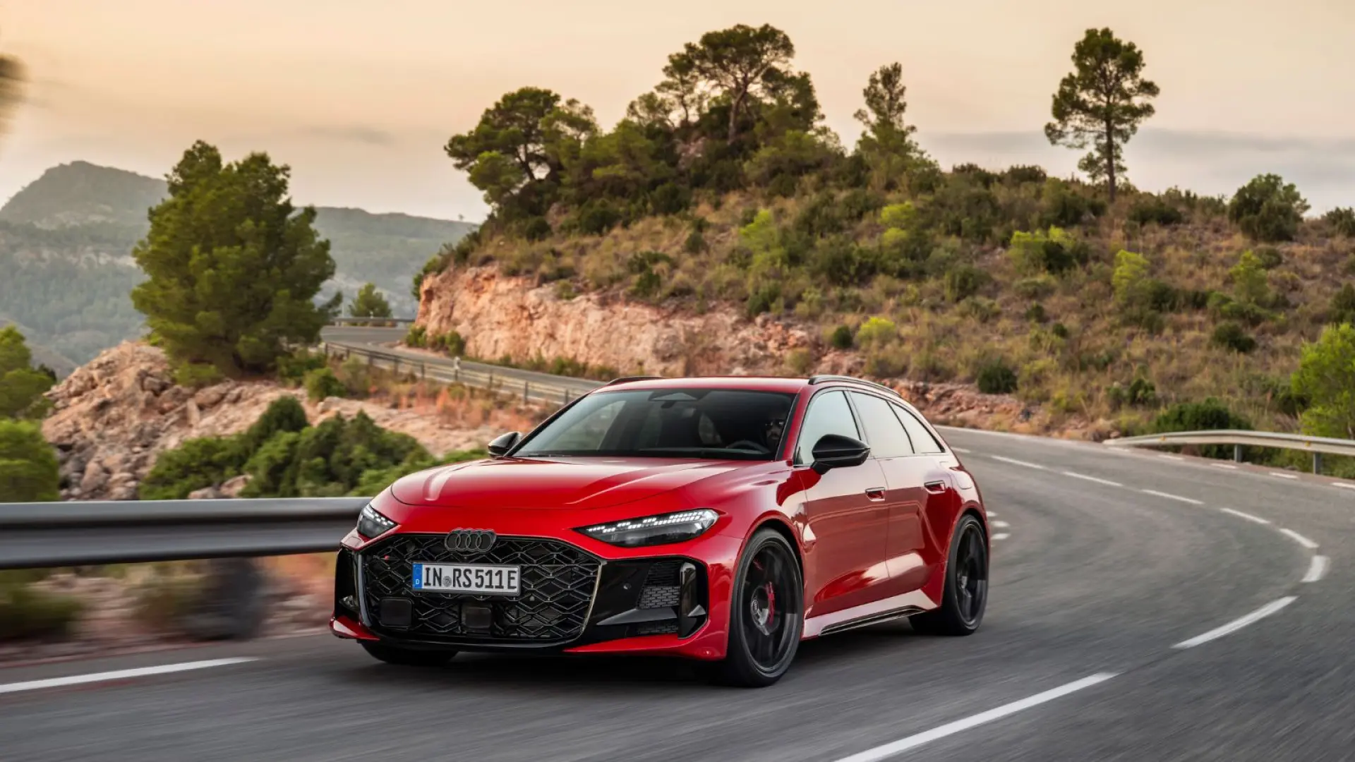 Audi RS 5 hybride rechargeable avec carrosserie élargie et calandre Singleframe, vue de face ou trois-quarts