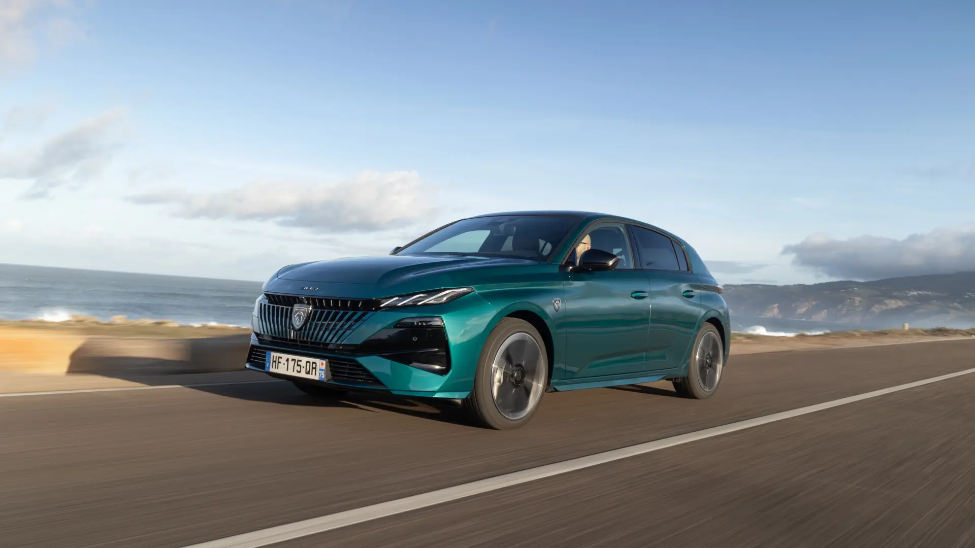 Peugeot 308 2026 face avant avec nouvelle signature lumineuse trois traits et calandre éclairée