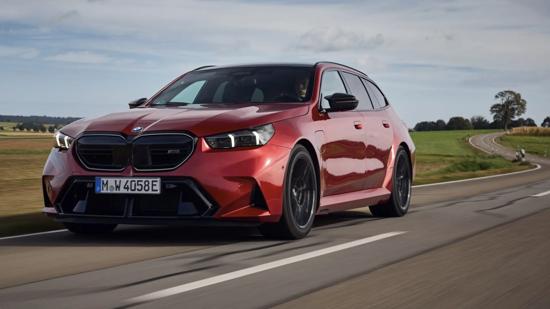 BMW M5 Touring break sportif sur route comparé à Volkswagen Golf GTI, illustrant l'évolution de la puissance automobile