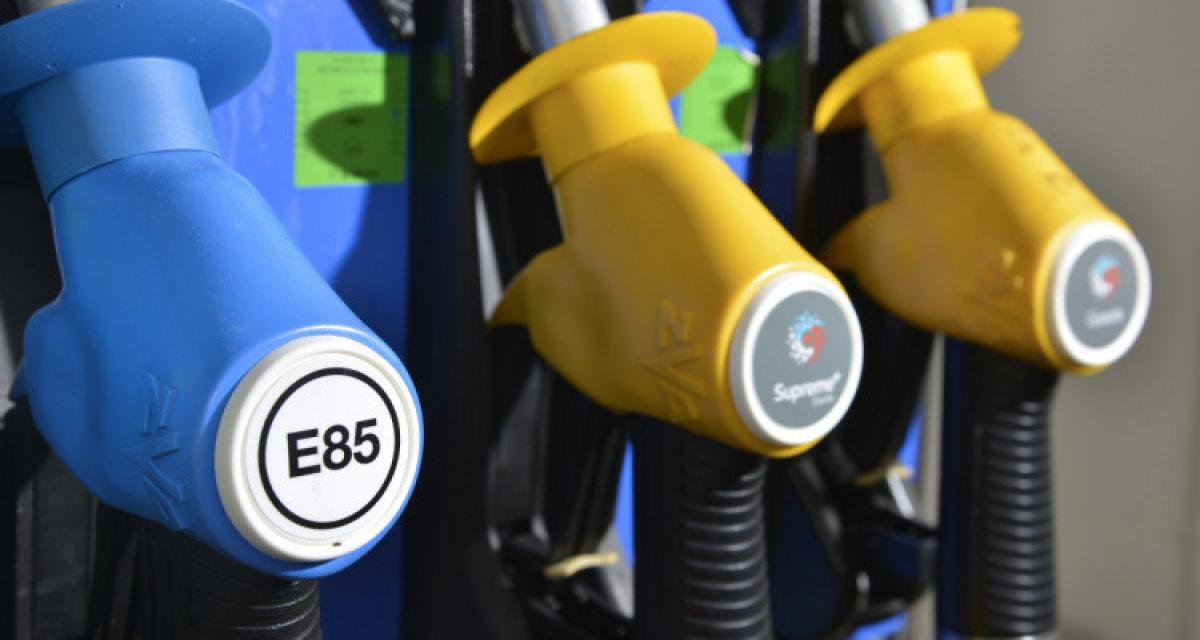 Affichage des prix du carburant E85 à la station-service le 30 mars, montrant les tarifs économiques