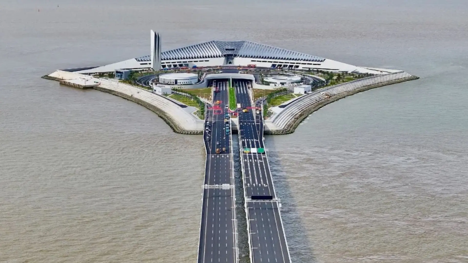 Pont Shenzhen-Zhongshan de 20 km traversant la baie avec tunnel sous-marin et îles artificielles en Chine