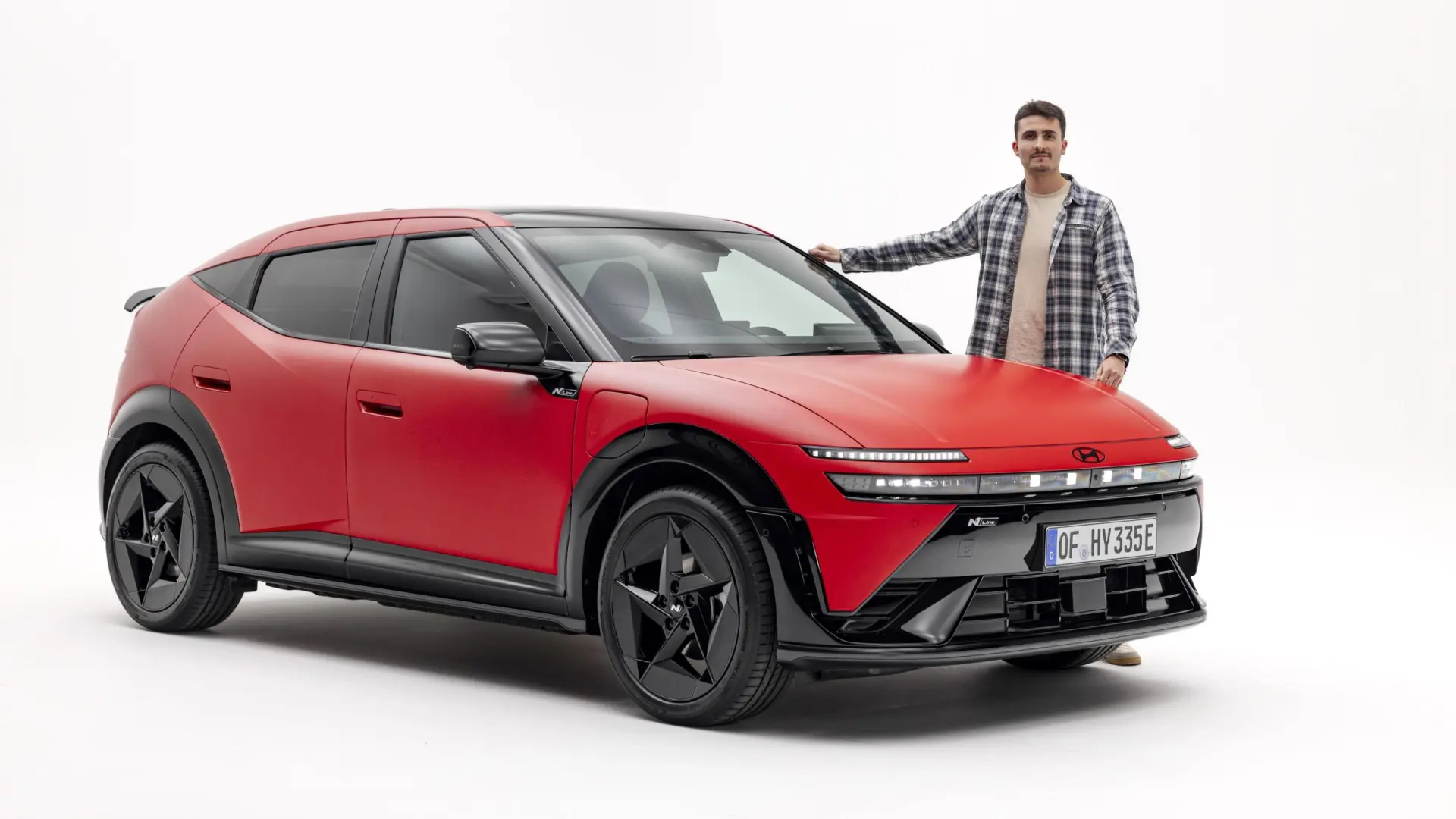 Hyundai IONIQ 3 compacte électrique vue de trois-quarts avant avec design épuré et coefficient de traînée 0,263