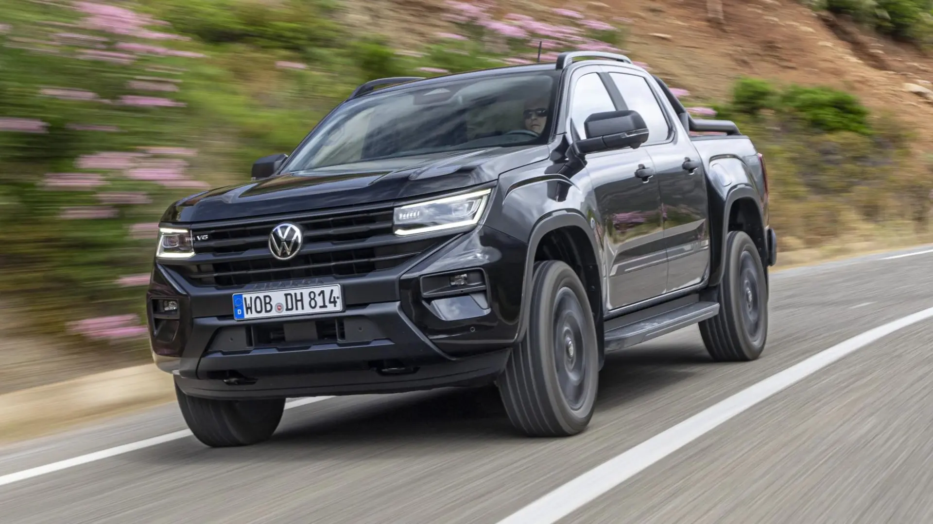 Volkswagen Amarok 2026 Dark Label gris métallisé sur piste tout-terrain au Maroc