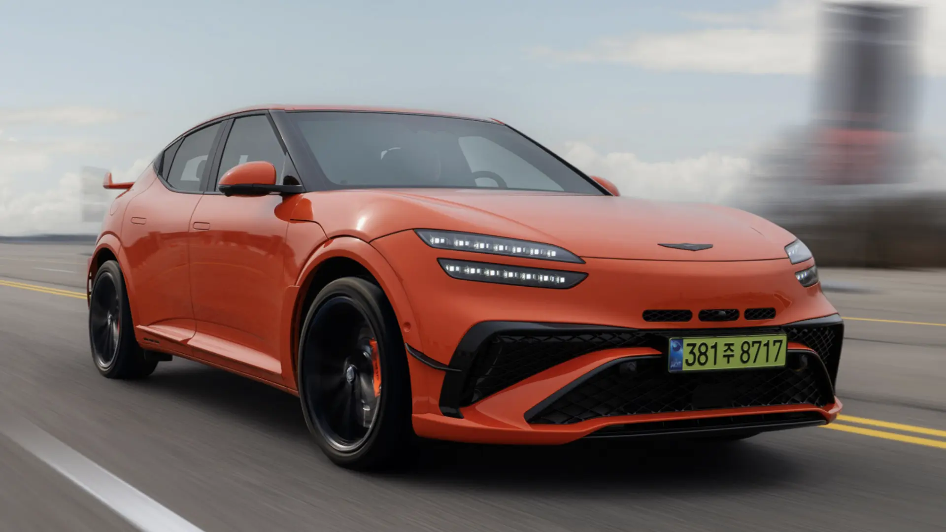 Genesis GV60 Magma orange sur circuit, SUV électrique sportif de 650 chevaux