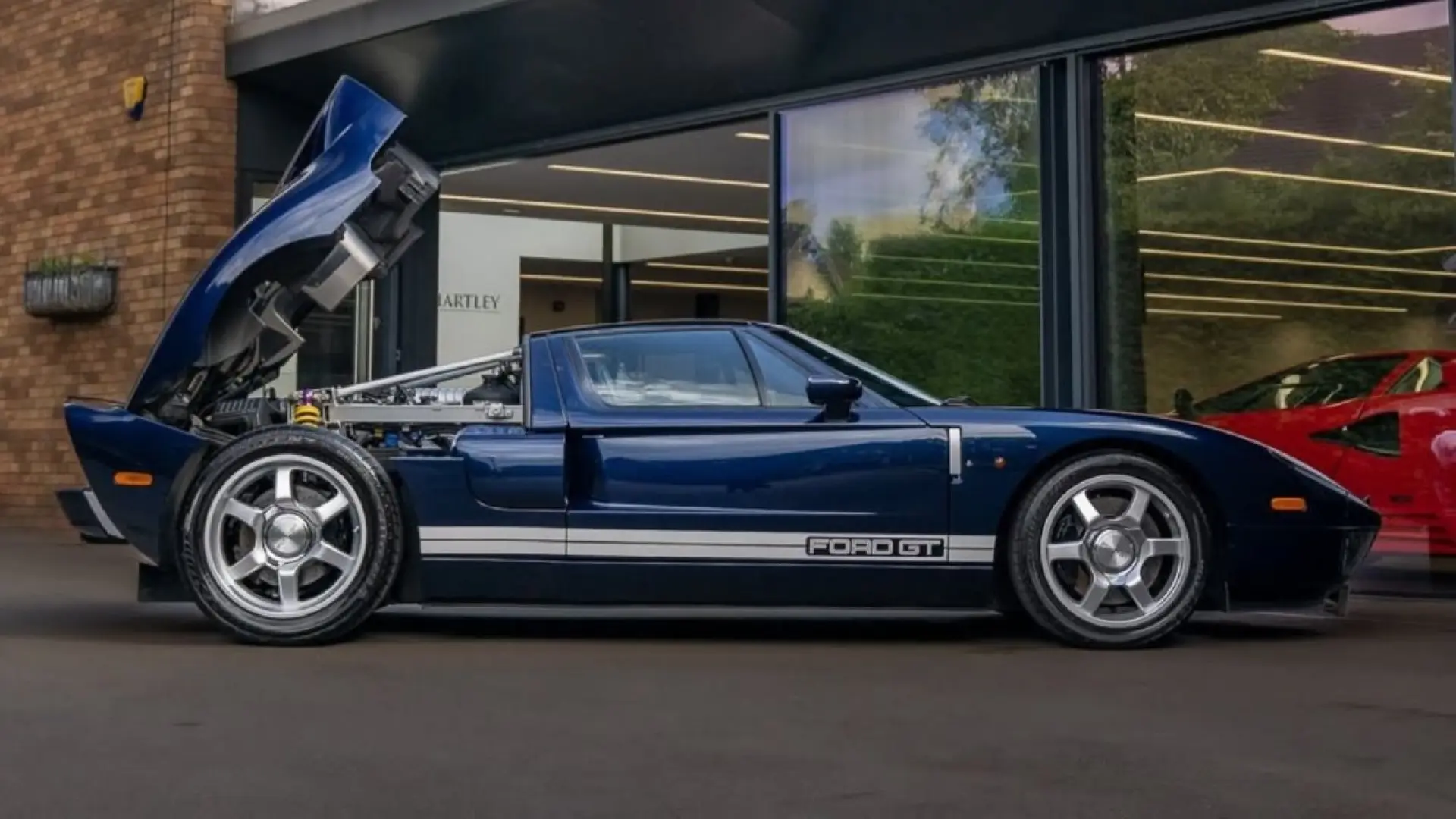 Ford GT bleue avec bandes blanches de Jeremy Clarkson, supercar américaine inspirée de la GT40