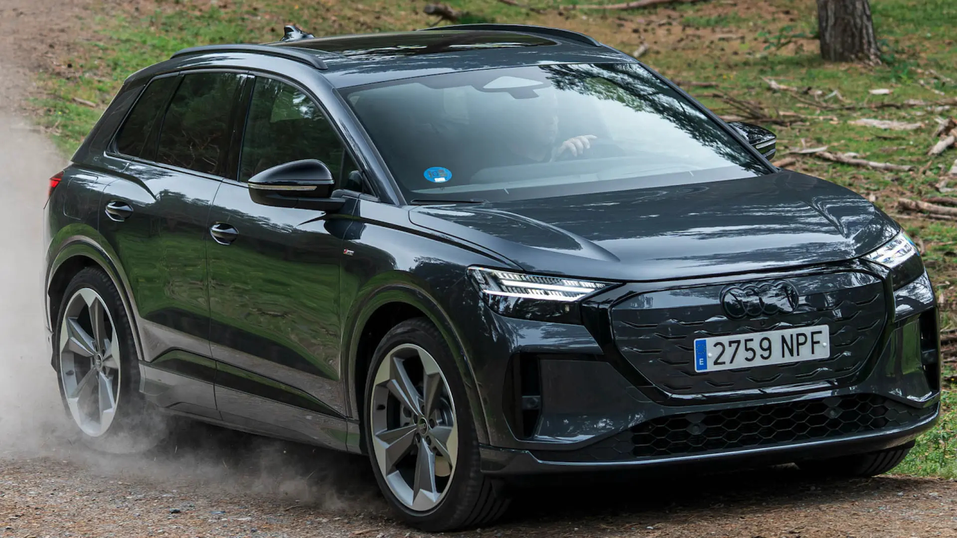 Audi Q4 électrique 2026 vue de trois quarts avant sur fond blanc montrant son design aérodynamique