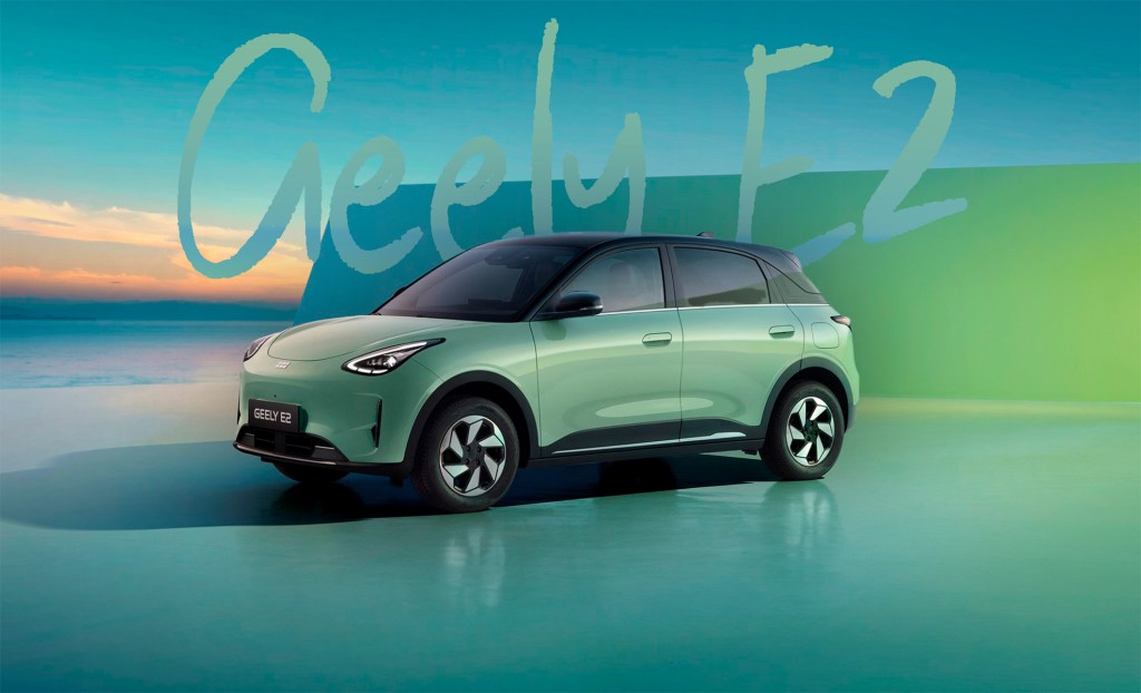 Citadine électrique Geely E2 compacte garée en ville, vue de trois-quarts avant