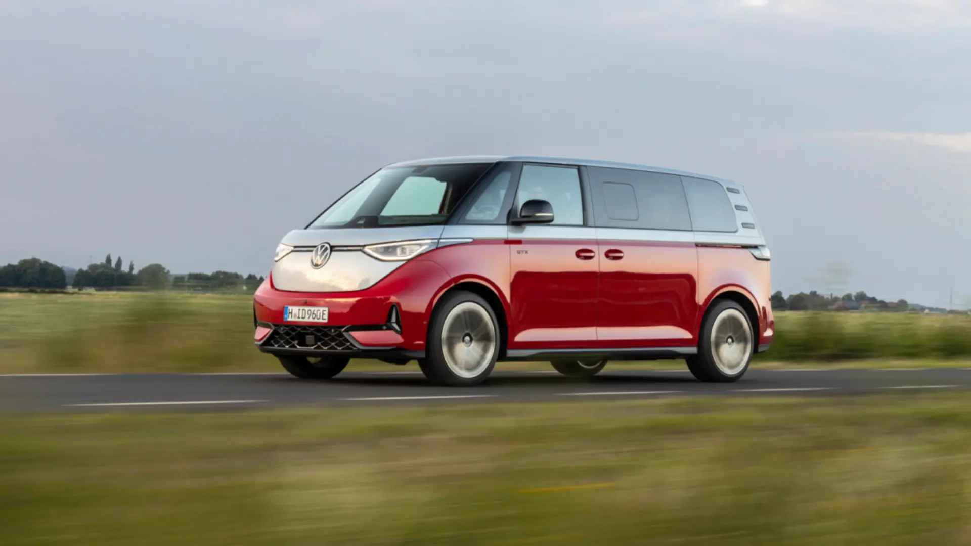 Volkswagen ID.Buzz, fourgonnette électrique vue de trois quarts avant sur fond blanc