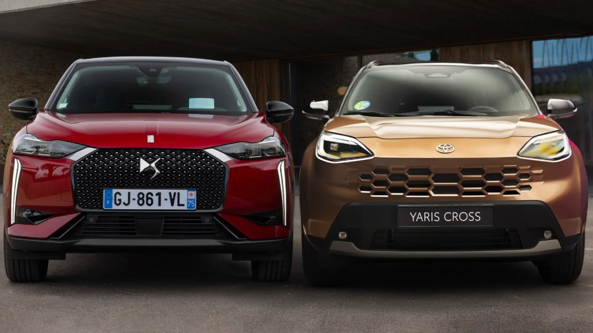Toyota Yaris Cross gris, SUV urbain hybride japonais, vue de trois-quarts avant sur fond blanc