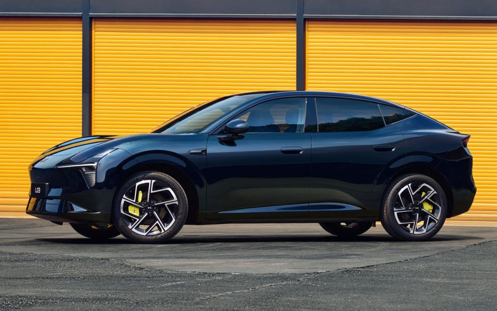 SUV électrique Xpeng L03, design futuriste avec calandre fermée et optiques LED fines