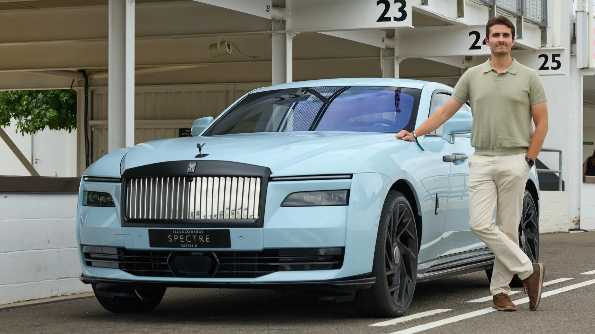 Rolls-Royce Spectre Series II électrique avec ses portes antagonistes ouvertes et sa sellerie Duality Twill