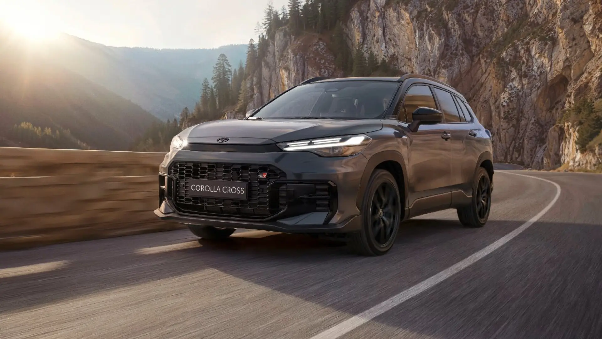 Toyota Corolla Cross GR Sport gris métallisé, vue de trois quarts avant avec jantes 18 pouces et logo GR