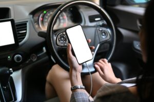 Pourquoi il faut éviter de recharger son smartphone dans sa voiture